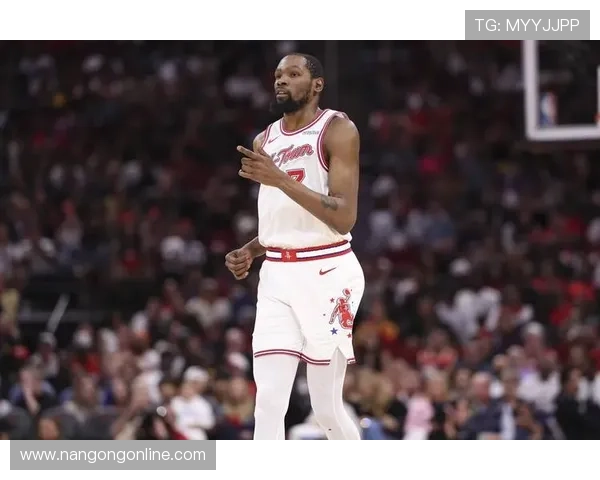 NBA季后赛激烈角逐！詹姆斯与杜兰特领衔球队冲击总冠军荣耀